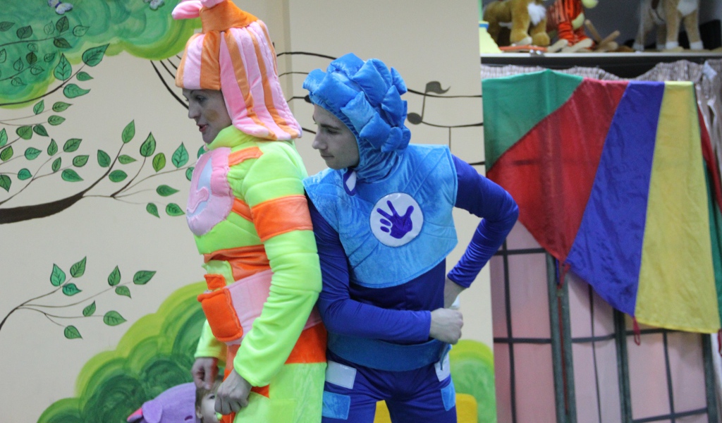 Актеры в костюмах фиксиков