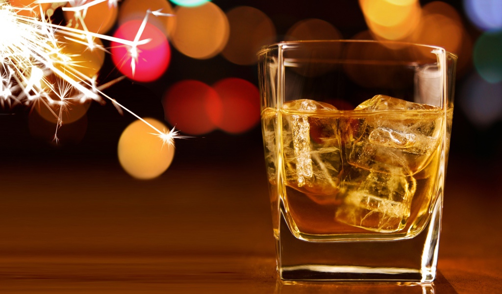 Стакан виски со льдом
