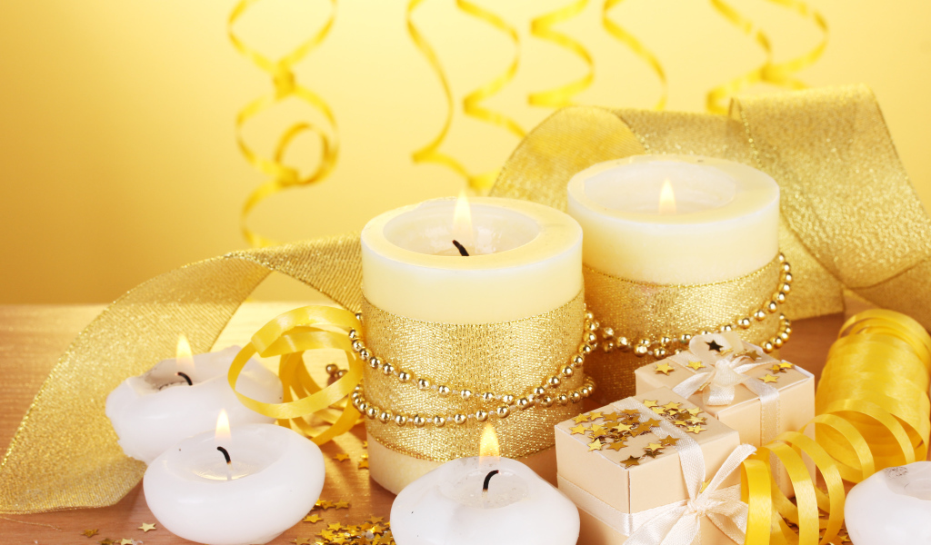 Свечи и подарки на праздник