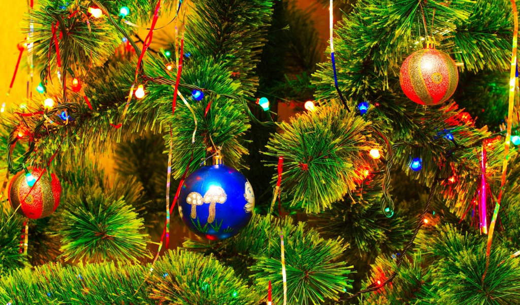 Елка с синим шаром