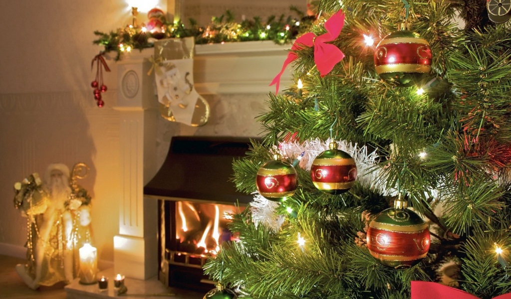 Новогодняя ёлка с игрушками