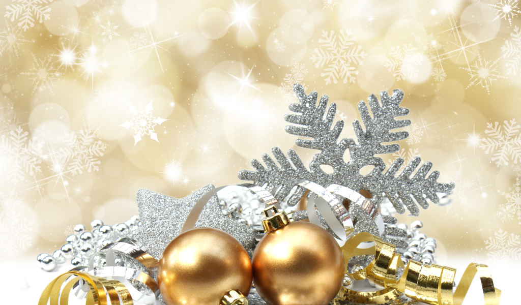 Золотые шары на рождество
