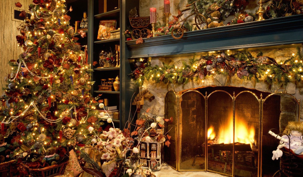 Елка у камина на Рождество