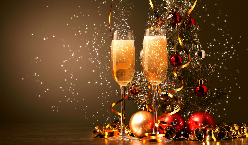 Елочные игрушки и шампанское