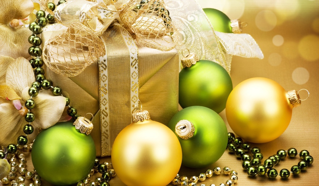 Золотые шары , бусы и подарок