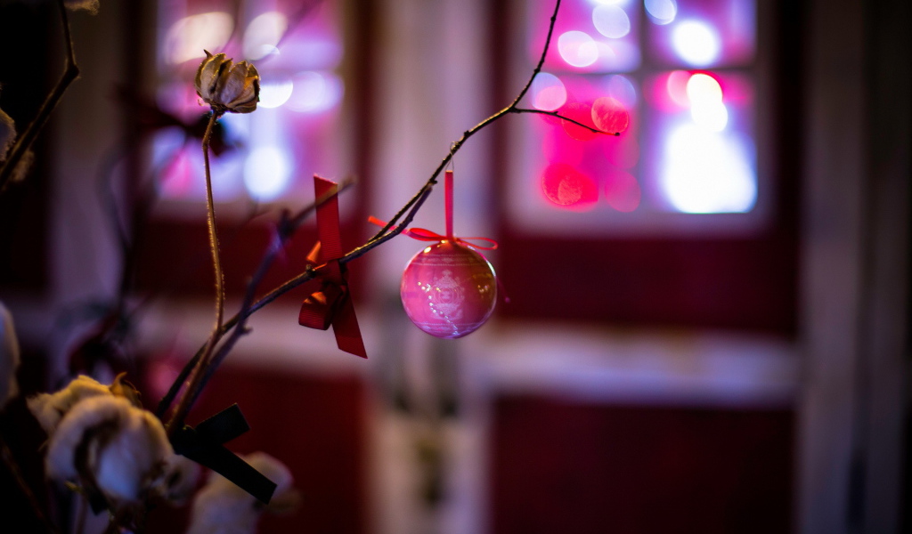 Розовая игрушка на ветке