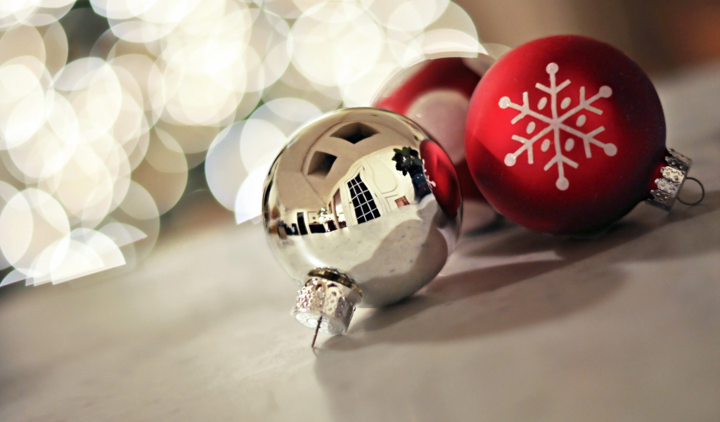 Белый шар на рождество