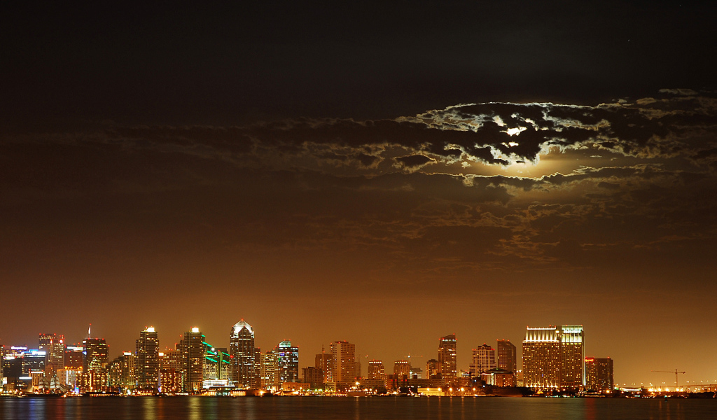 Луна за облаками