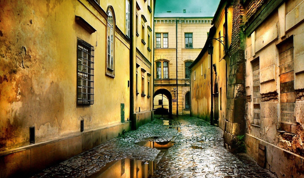 Старая улица после дождя