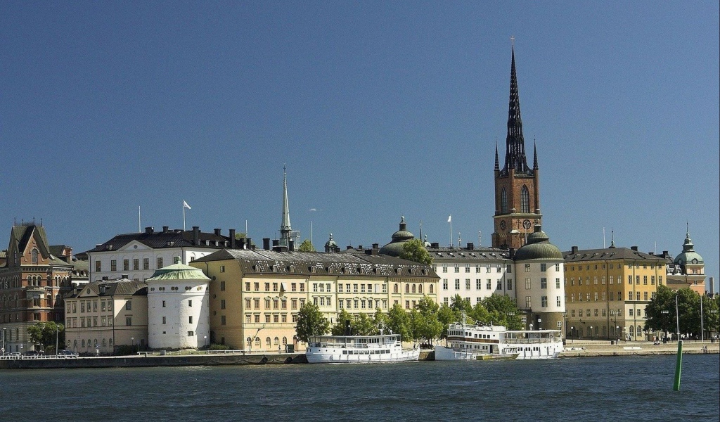 Городской пейзаж с пристанью