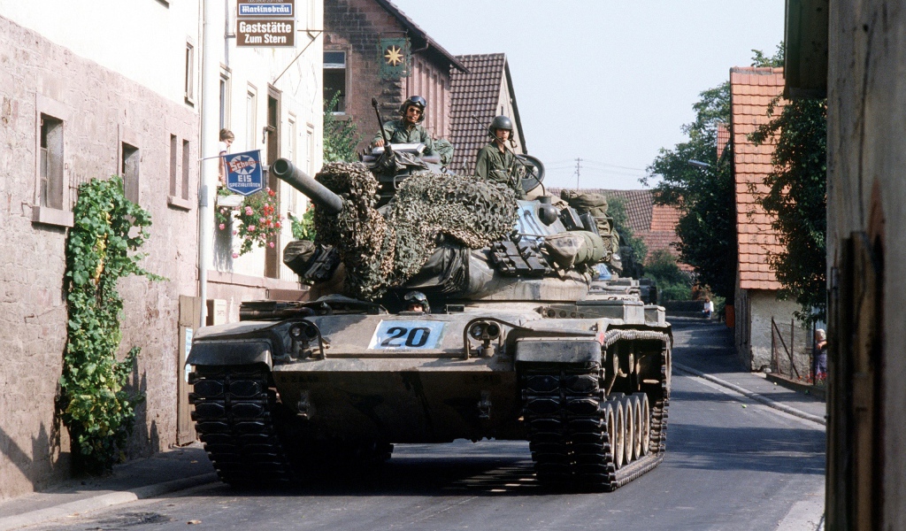 Танк на улице города