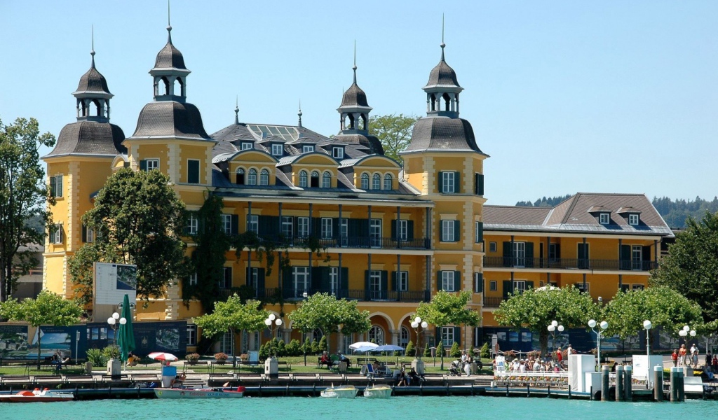 Дом на набережной