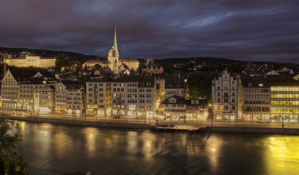 Архитектурный ансамбль на берегу реки