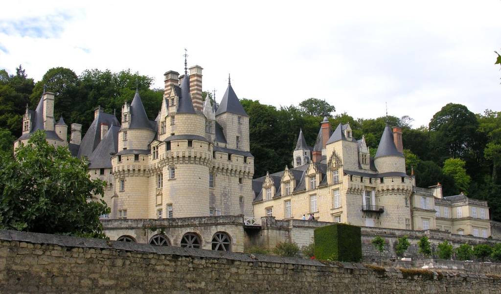 Старинный дворец из желтого камня