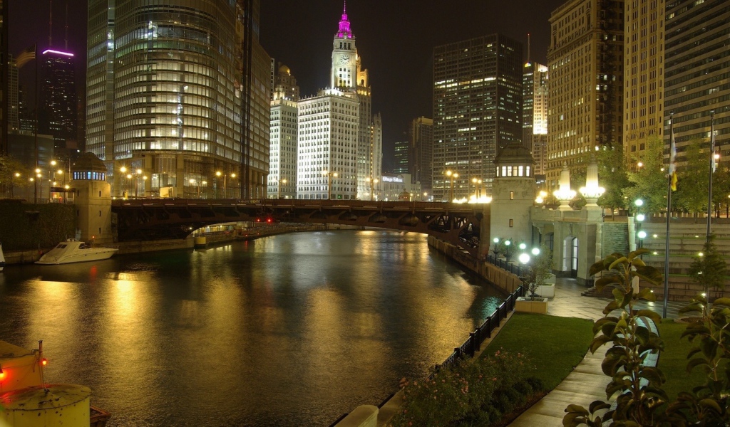 Мост через реку в городе