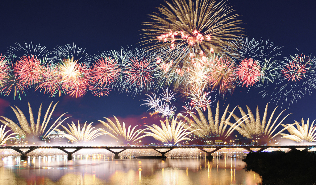 Фейерверк над мостом