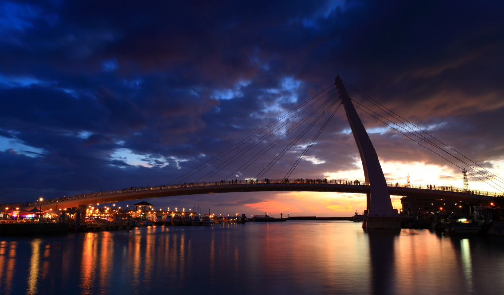 Люди на мосту в Нью Тайпей