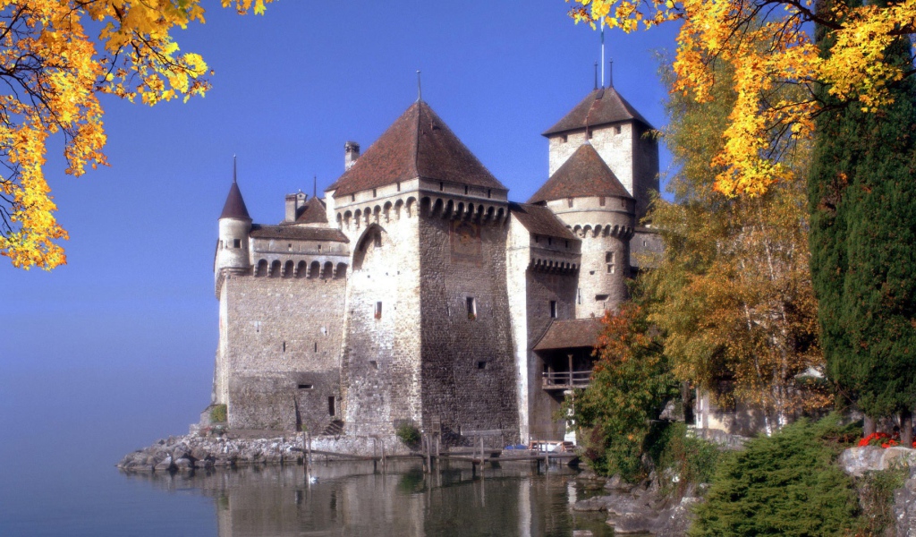 Старинная крепость у воды