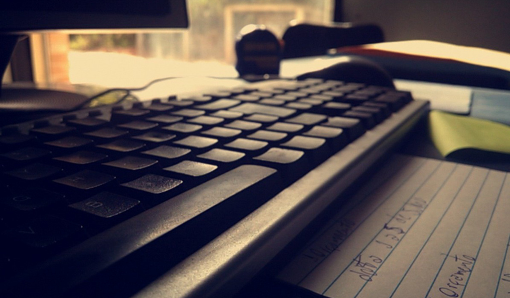 Черная компьютерная клавиатура