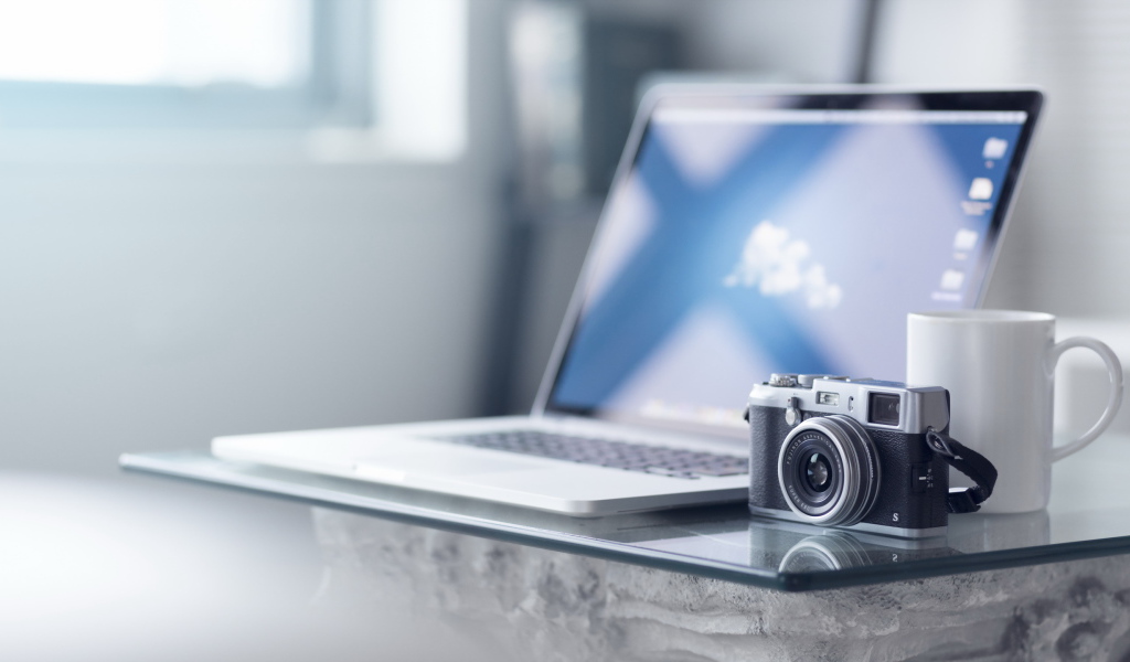 Современный ноутбук и ретро фотоаппарат