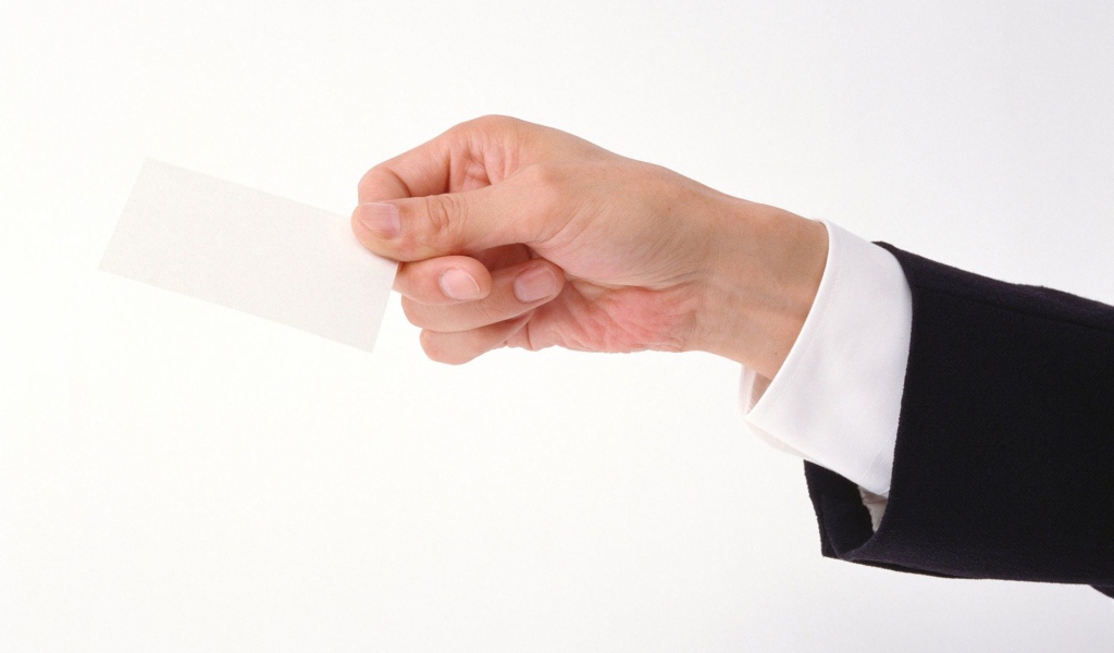 Листок бумаги в руке