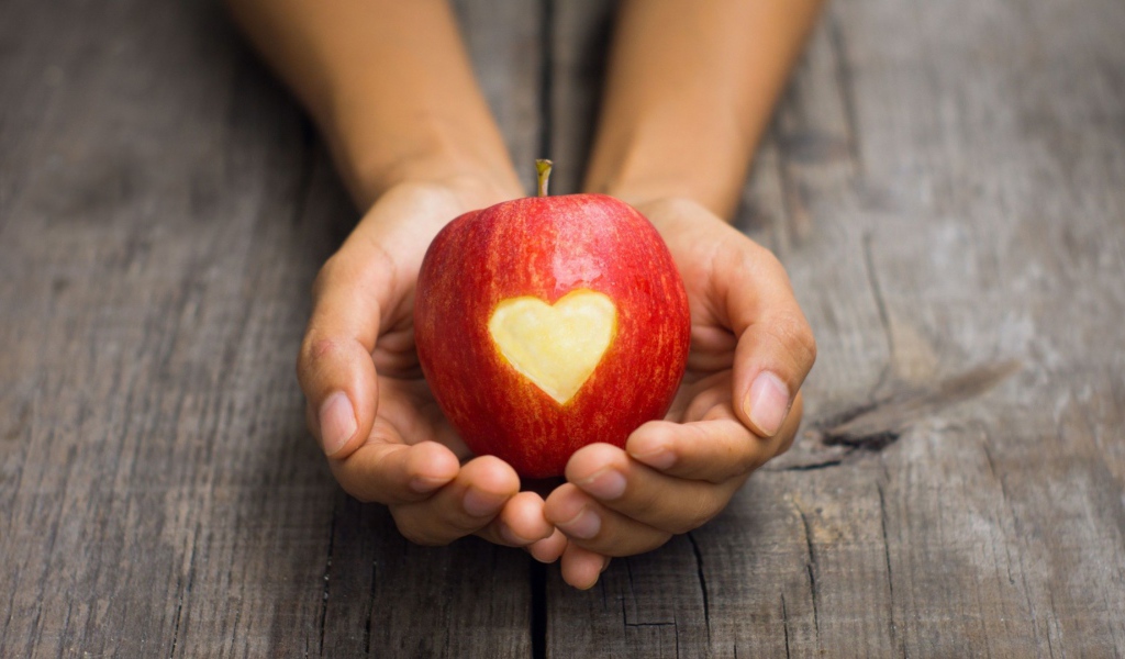  Яблоко с сердцем в лодонях
