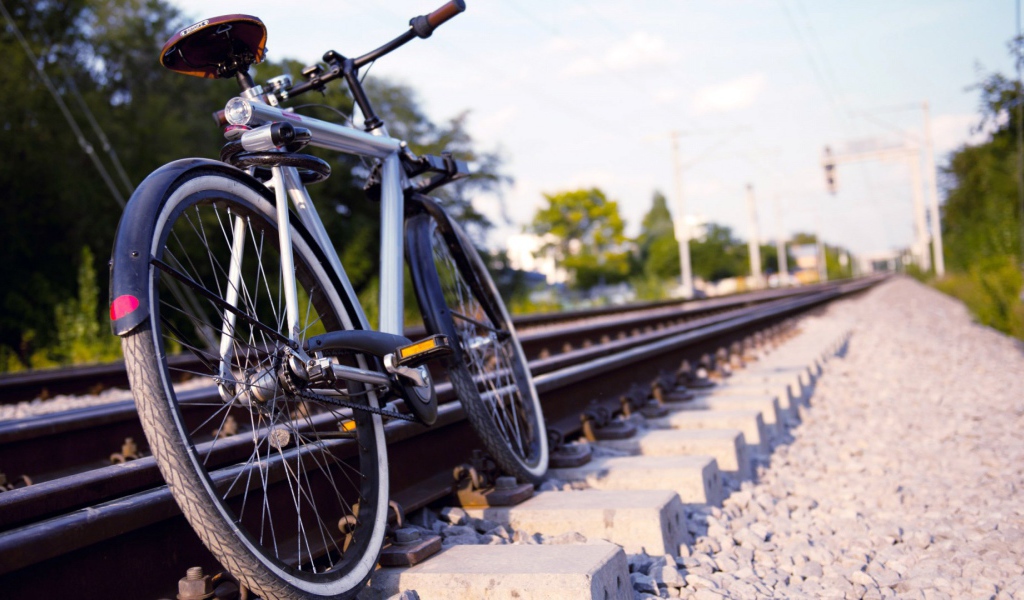 Велосипед у железной дороги