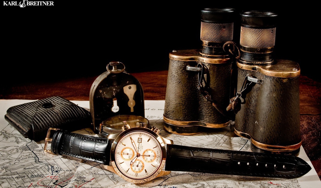 Бинокль и часы на карте