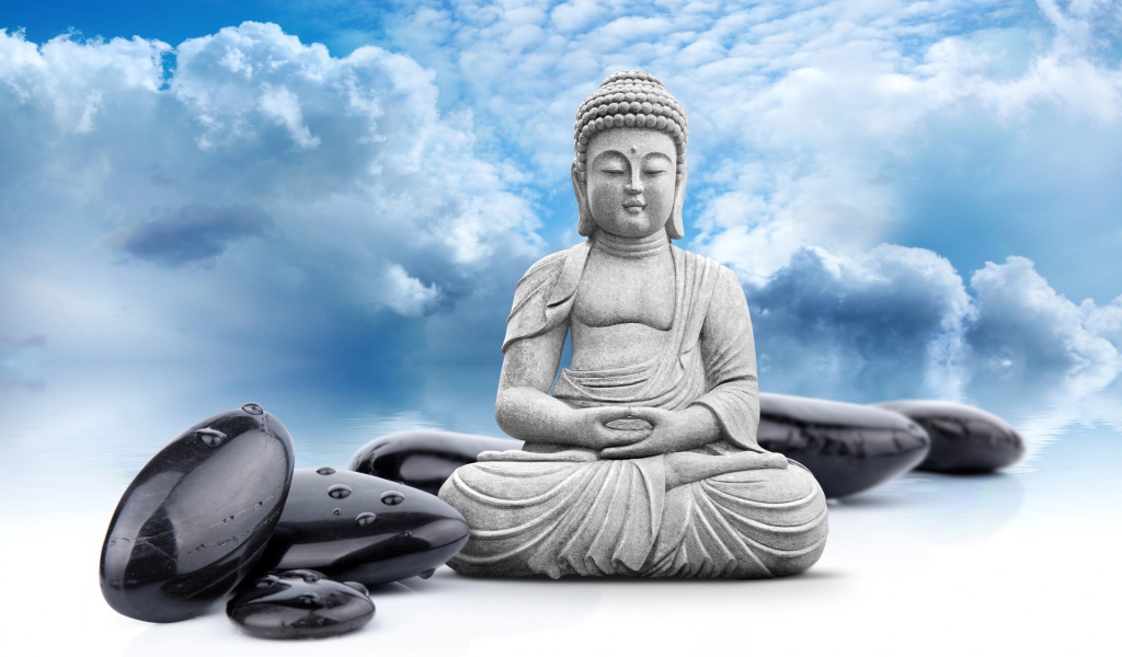 Будда на фоне черных камней