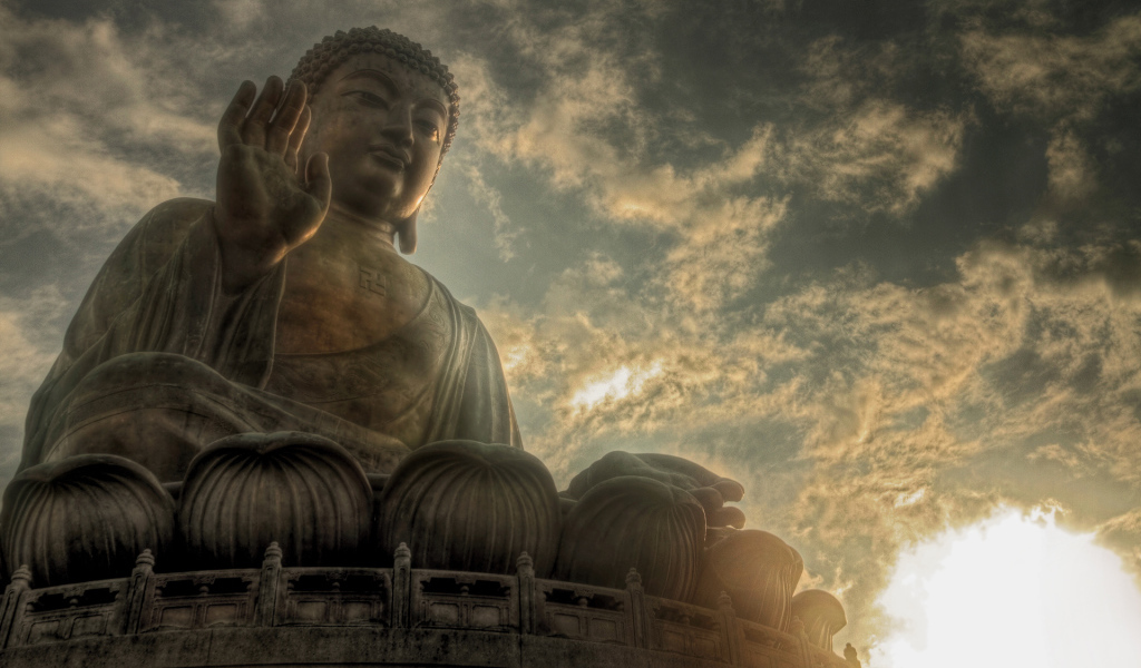 Будда на фоне неба