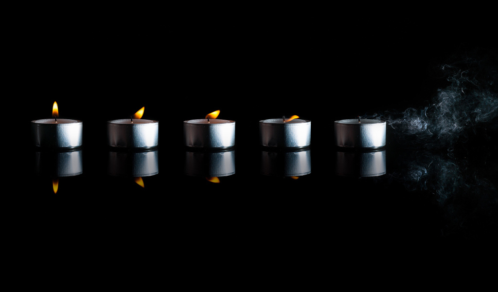 Свечи на черном фоне