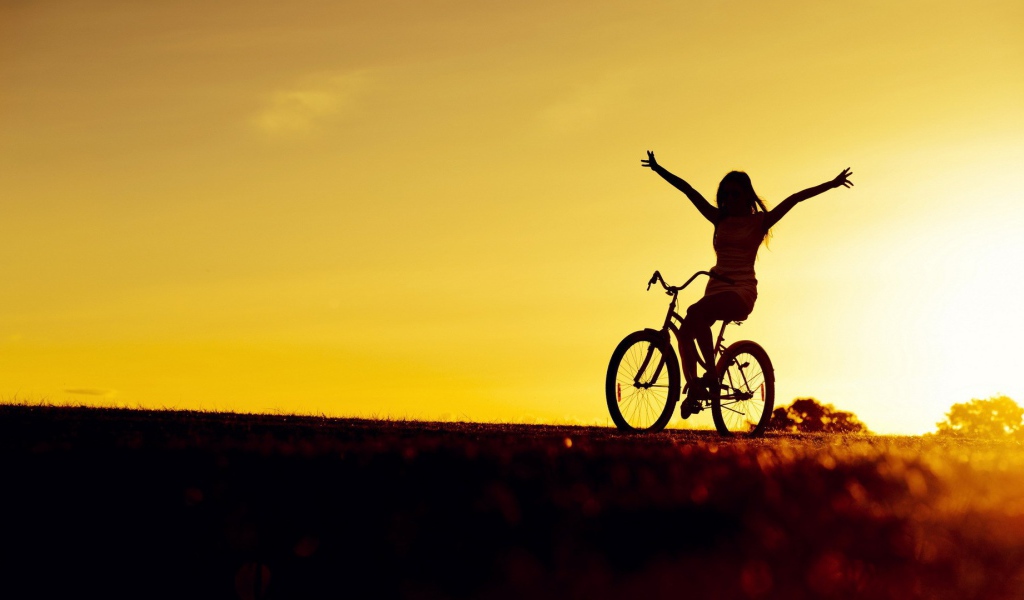 Велосипедистка на закате