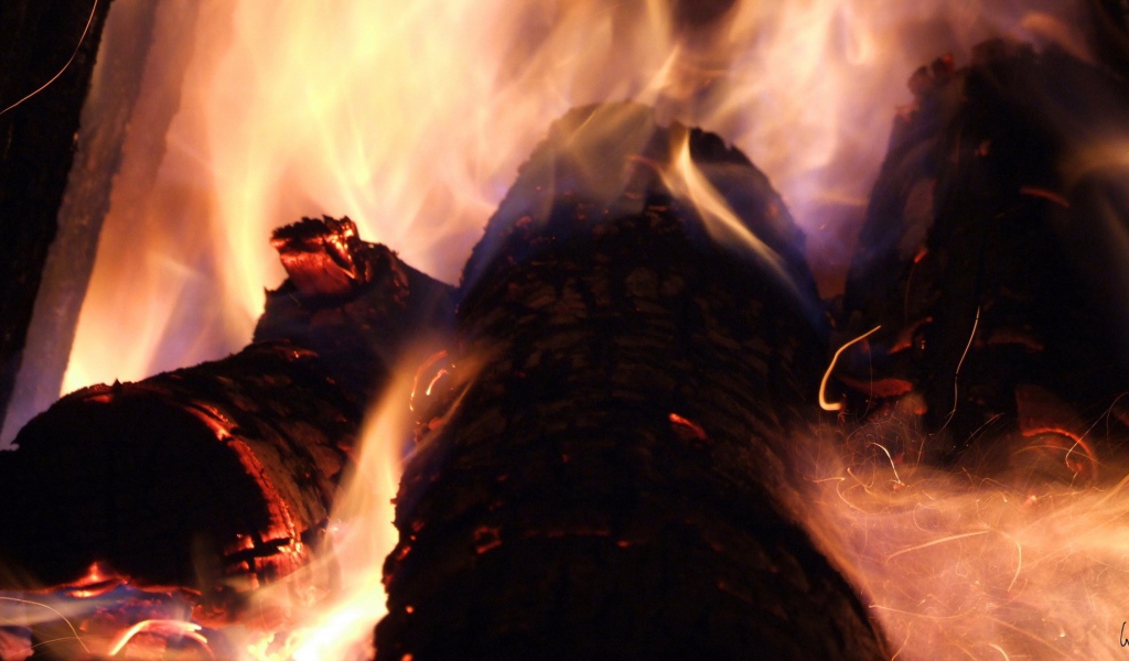 Огонь на дровах в камине