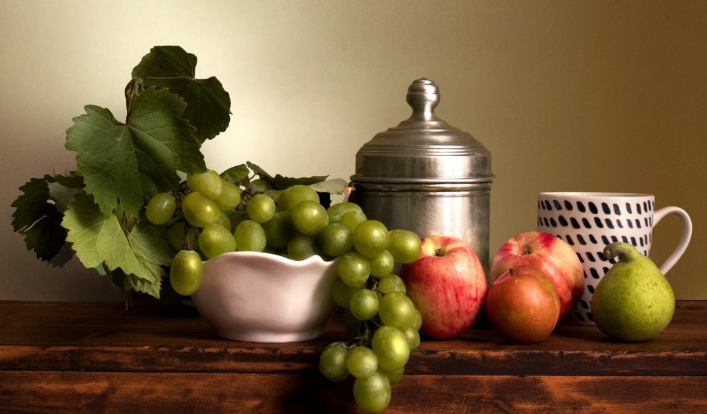 Фрукты и посуда на полке