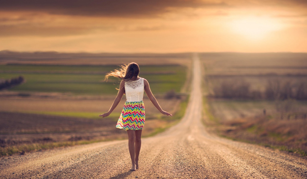 Девушка на грунтовой дороге