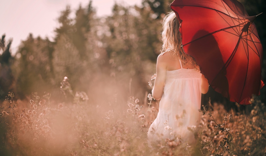 Девушка с красным зонтом