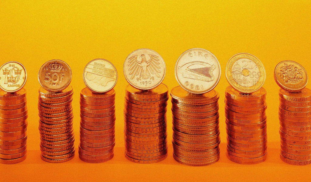 Золотые монеты в стопках