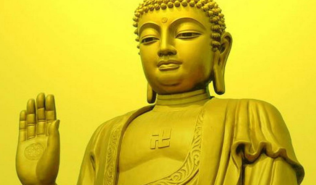 Золотой Будда поднял руку
