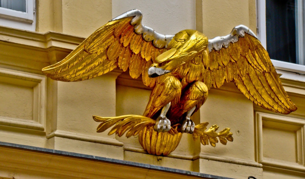Золотой орел на фасаде здания