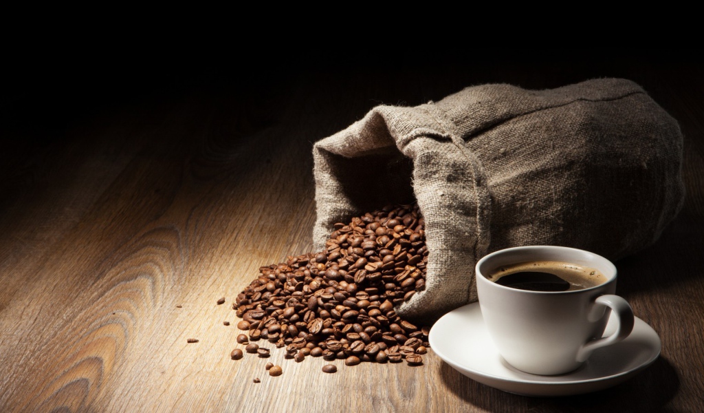 Зерна и чашка кофе