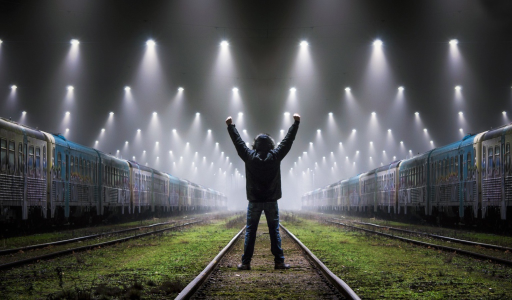 Парень между поездами