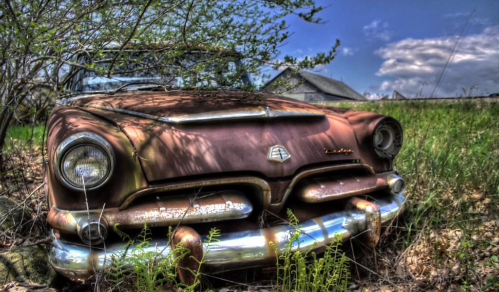 Старый заброшенный автомобиль