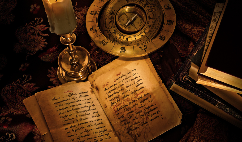 Старинная книга и компас