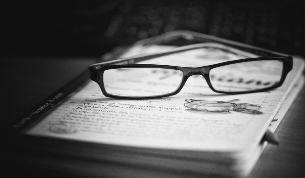 Очки на записной книге