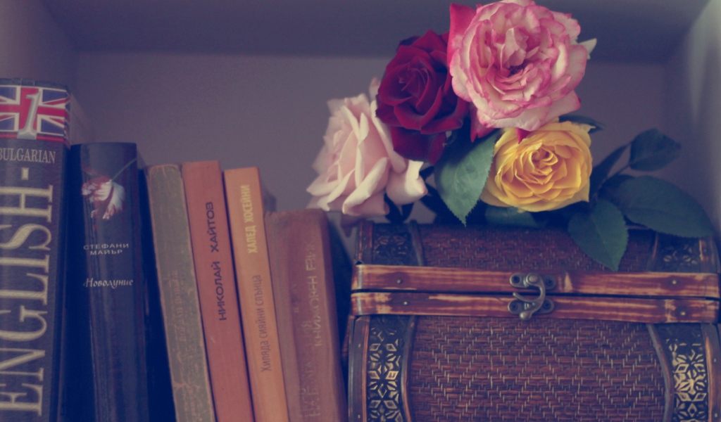 Розы на шкатулке и книги