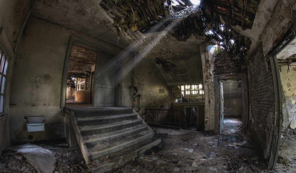 Разрушенный дом с дырой в потолке