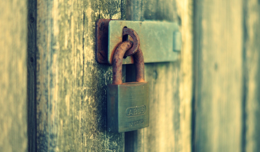 Ржавый замок на двери