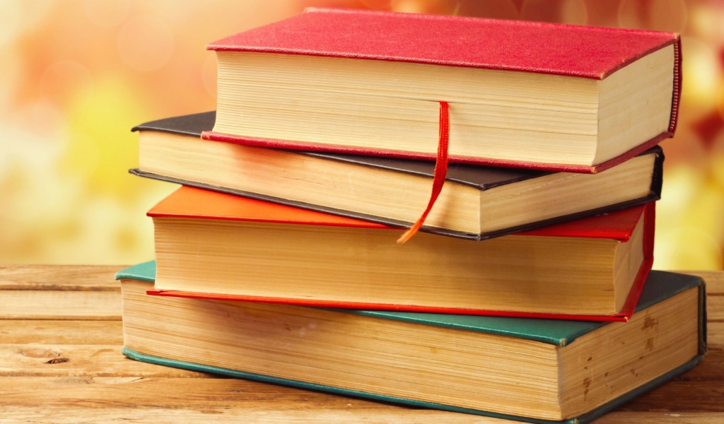 Стопка книг на лавке