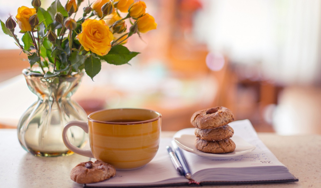 Чайные розы в прозрачной вазе