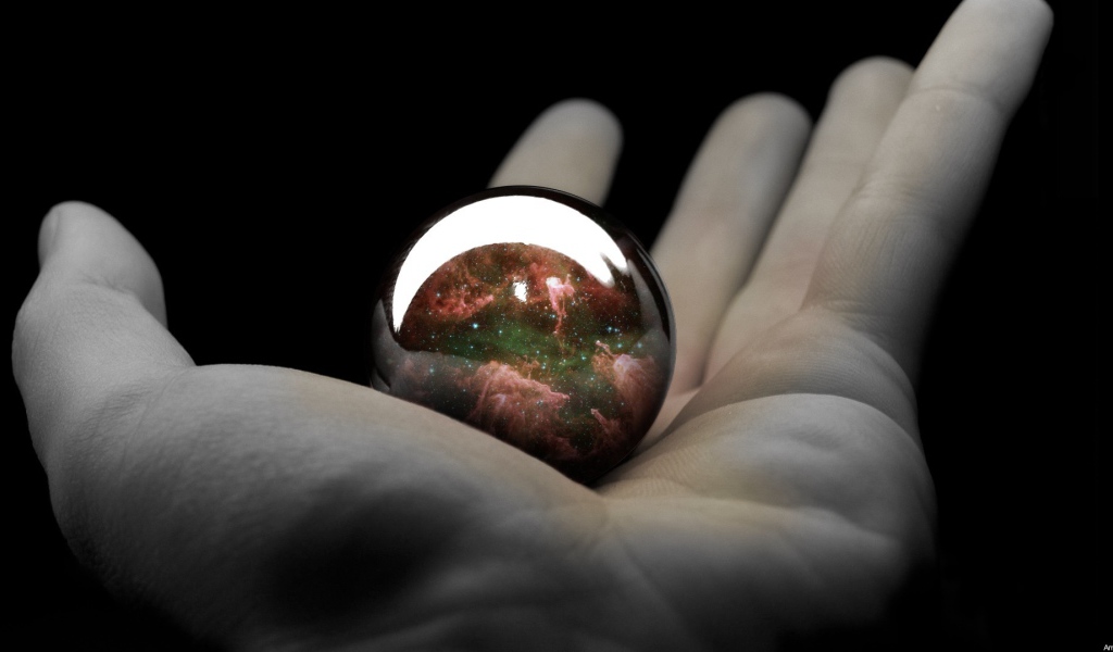 Шарик на ладони